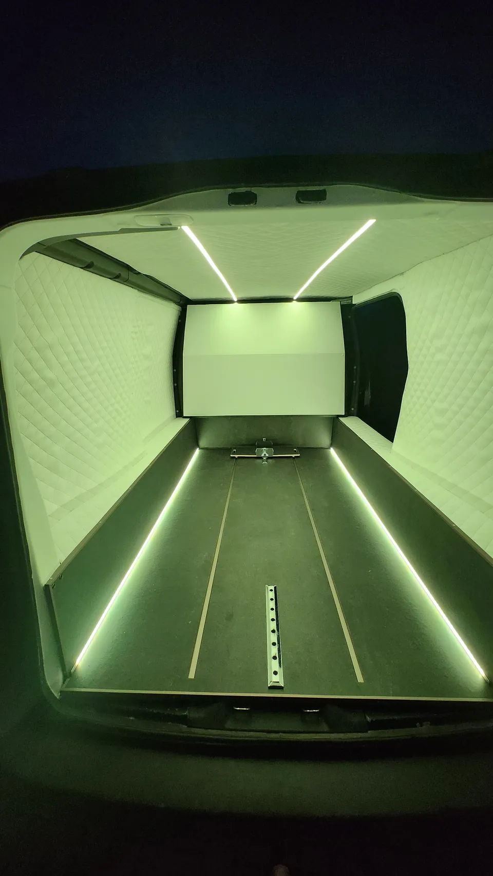 Furgono salonas su LED apšvietimu ir minkšta sienų apdaila