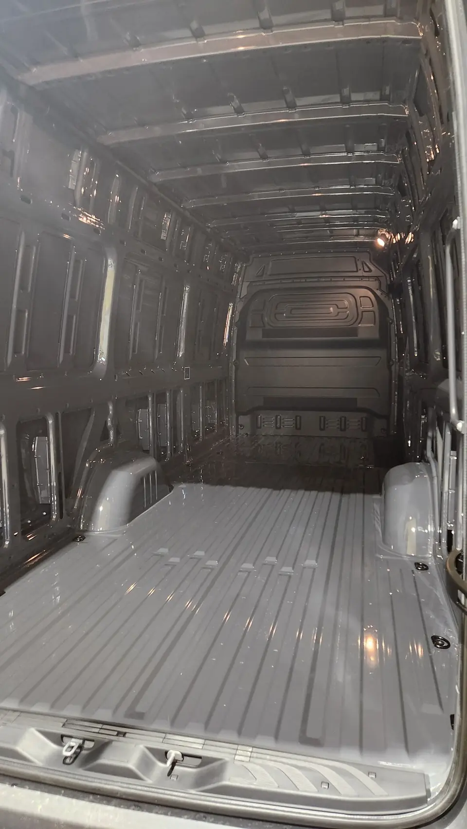 Krovininio mikroautobuso krovinio skyrius prieš apdailą