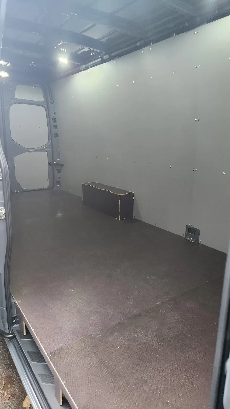 Faneros plokštėmis apkaltas krovinio skyrius